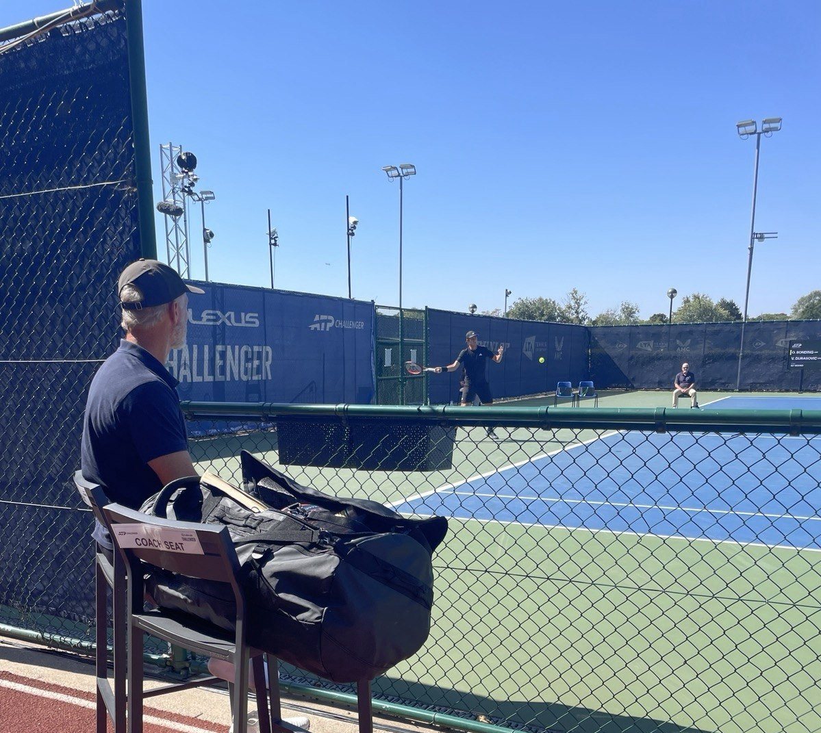 Benoit Foucher observant son joueur depuis la chaise du coach sur un tournoi ATP Challenger