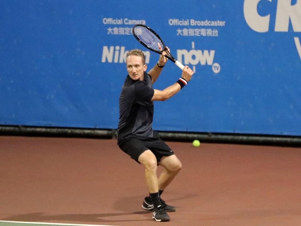 Benoit Foucher frappe un revers en match au Chinese Recreation Club, Hong Kong, en 2016