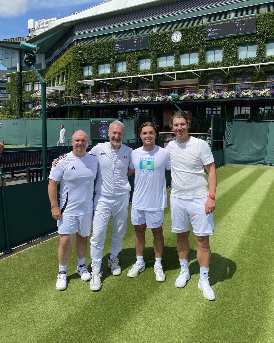 Benoit Foucher avec des joueurs et le staff sur les courts en gazon de Wimbledon