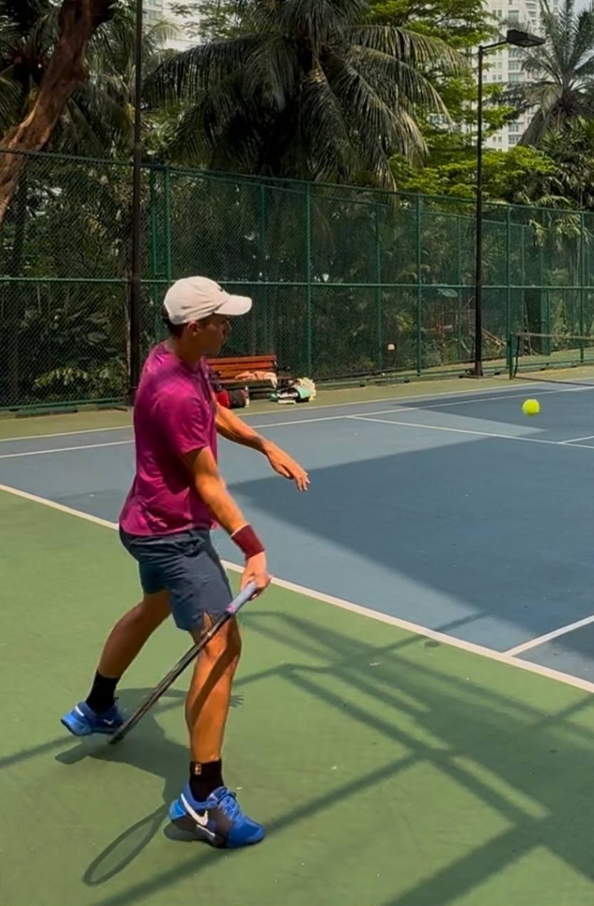 Vladimir Lavie setting up a forehand on a hard court in Jakarta, coached online by Benoit Foucher